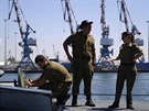 Izraeltí vojáci v pístavu v Adodu (1. srpna 2014).