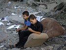 Palestintí chlapci sedí na kesle ped jejich domem ve mst Gaza (2. srpna...