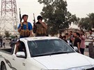 Islamisté na pehlídce v Bajdí (29. ervence 2014).