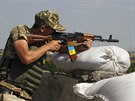 Ukrajinský voják na kontrolním stanoviti u msta Debalceve  (2. srpna 2014).