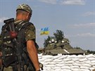 Ukrajintí vojáci poblí kontrolního stanovit u msta Debalceve (2. srpna...