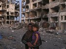 ena se svou dcerou se dívají na zniené domy v Pásmu Gazy (7. srpna 2014).