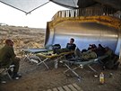 Izraeltí vojáci odpoívají poblí pechodu do Pásma Gazy (7. srpna 2014).