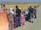 Jezídové, kteí uprchli ped Islámským státem z msta Sindár (8. srpna 2014).