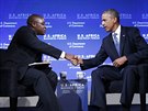 Americký prezident Barack Obama si potásá rukou s úspným podnikatelem ze...