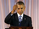Americký prezident Barack Obama pozvedá skleniku k pípitku s padesátkou...