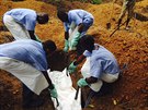 Dobrovolníci pohbívají ob epidemie eboly u Kailahunu v Siee Leone (18....