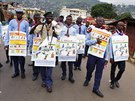 Pracovníci organizace UNICEF íí osvtu mezi obyvateli Freetownu, hlavního...