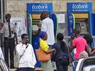 Lidé v Libérii stojí frontu ped bankou a spn vybírají peníze v obav, e by...