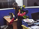 Pracovník dezinfikuje kancelá jedné ze spoleností sídlících v liberijské...