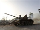 Libyjtí bojovníci gestikulují na tanku u msta Benghází (30. ervence 2014).