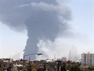 Nad Tripolisem stoupá hustý, erný dým po stetech znesváených milic (2. srpna...