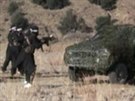 Povstalci Talibanu na zábru z propagandistického videa
