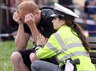 Policistka s oteseným mladým muem na míst tragické dopravní nehody (5. srpna...