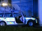 Honička policejního auta s motocyklem v Praze 11 skončila nárazem do sloupu u...