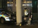 Honika policejního auta s motocyklem v Praze 11 skonila nárazem do sloupu u...