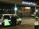 Honika policejního auta s motocyklem v Praze 11 skonila nárazem do sloupu u...