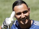 Keylor Navas zdraví fanouky na stadionu Santiaga Bernabeua pi jeho...