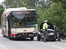 Nehoda autobusu MHD a osobního auta v Heleníně na okraji Jihlavy.