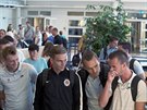 Sparantí fotbalisté ekají na letiti v Malmö na zavazadla. Zleva: Ladislav...