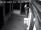 Zlodje, který ukradl kasiku na Pustevnách, zachytila bezpenostní kamera.