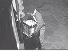 Zlodje, který ukradl kasiku na Pustevnách, zachytila bezpenostní kamera.
