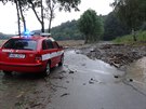 Voda z potoka se pelila pes silnici mezi obcemi Omice a Radostice (3. srpna...