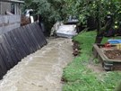 Troubský potok v Popvkách zaplavil pilehlé zahrady a domy, kusy plotu musel z...
