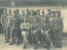 Skupina vojk z 54. Hanckho pluku, uprosted (est zprava) stoj Josef...