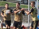Znojemtí fotbalisté se radují z gólu proti Ústí, uprosted autor trefy Miro...