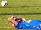Ústecký fotbalista Tomá Smola leí na trávníku bhem zápasu se Znojmem.