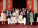 Oficiální svatební foto prince Charlese a Diany Spencerové. Princezna Anna...