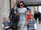 Victoria Beckhamová s rodinou.  (New York, 26. listopadu 2008)
