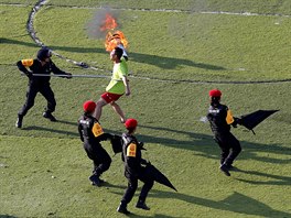 HAVÝ DOTYK. íntí policisté trénují, jak si poradit s hoícími útoníky....