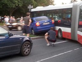 Osobn automobil se srazil s klubovm autobusem MHD v prask ulici Zles. (1....