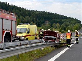 idi na Karlovarsku vjel mezi stedová svodidla. Vysvobodit ho museli hasii.