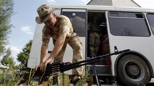 Pslunk ukrajinskho dobrovolnickho praporu Donbas chyst palebnou pozici u msta Popasna (5. srpna 2014)
