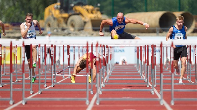 Petr Svoboda (uprosted) v závod na 110m pekáek na domácím mistrovství v...