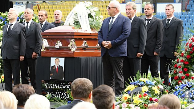 SBOHEM, FRANTO! Na pohbu Frantika Hrdliky byl v estn stri tak Pavel Verb, legenda teplickho fotbalu. Stoj tet v lev ad.