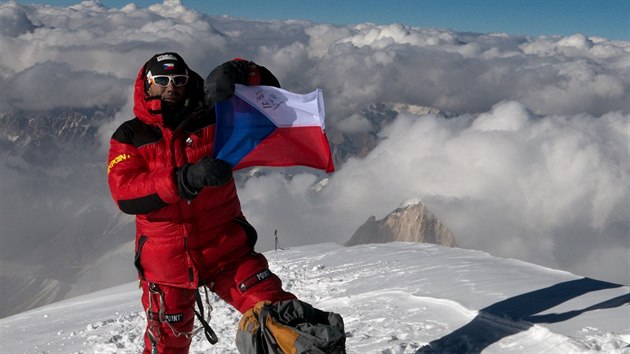 ČESKO. Horolezec Radek Jaroš se chlubí českou vlajkou při úspěšném výstupu na osmitisícovku K2.