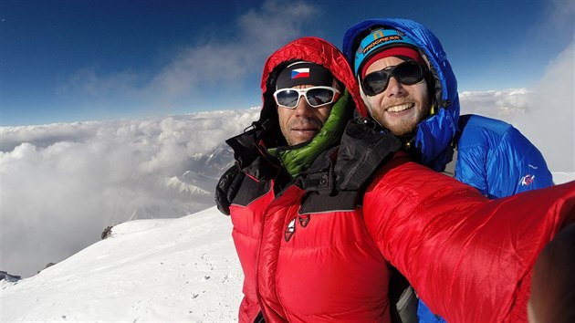SELFIE. Horolezec Radek Jaro s kolegou Janem Trvnkem podili oblbenou selfie pi zdolvn osmitiscovky K2.