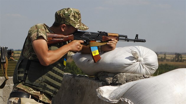 Ukrajinský voják na kontrolním stanovišti u města Debalceve  (2. srpna 2014).