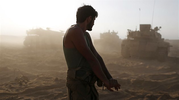 Izraelsk vojk se protahuje u hranic s Psmem Gazy (3. srpna 2014).