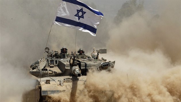 Izraelsk tanky se stahuj z Gazy (3. ervence 2014).
