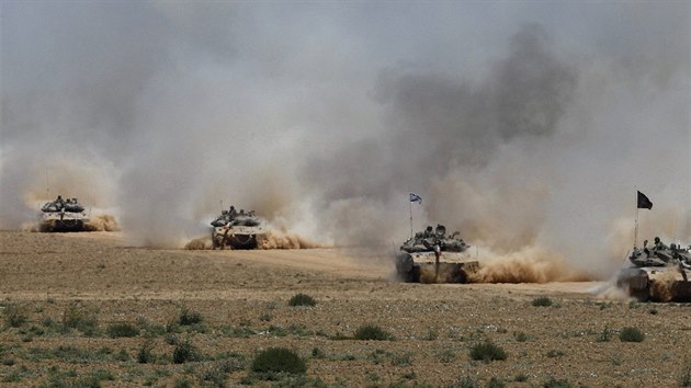 Izraelsk tanky se stahuj z Gazy (3. ervence 2014).
