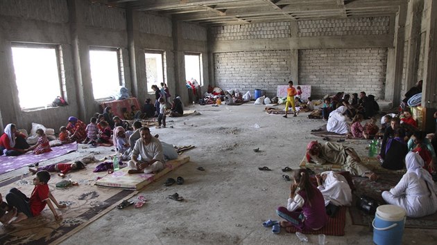Jezídové ze Sindžáru museli utéct před Islámským státem (4. srpna 2014).