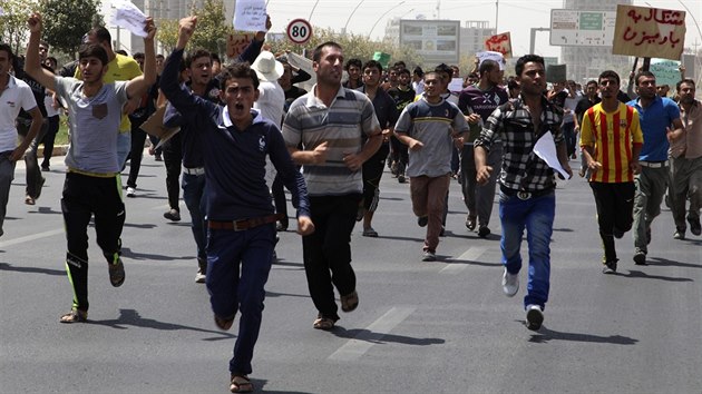 Jezídové demonstrují proti Islámskému státu v Irbílu (4. srpna 2014).