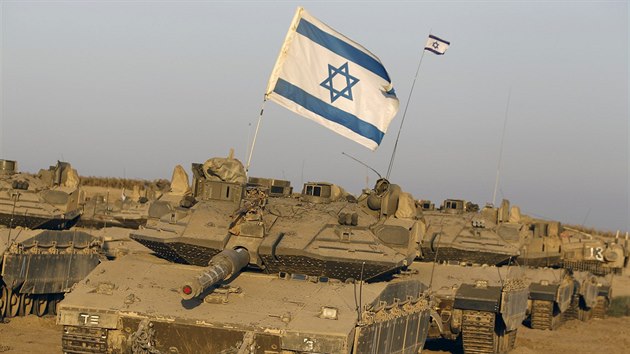 Izraelsk tanky pobl hranic s Psmem Gazy (7. srpna 2014).