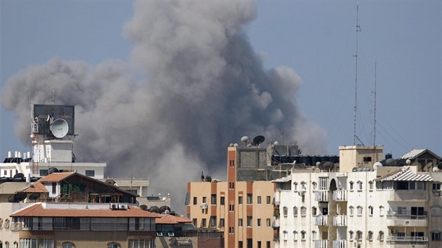 Kou po explozi ve mst Gaza, dle svdk na msto toilo izraelsk letectvo (8. srpna 2014)