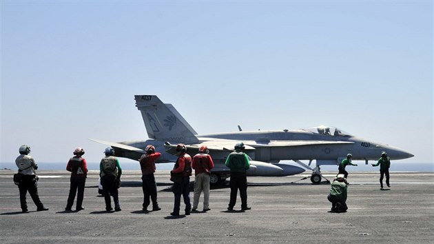 Amerian se pipravuj na bombardovn Islmskho sttu v Irku (8. srpna 2014).